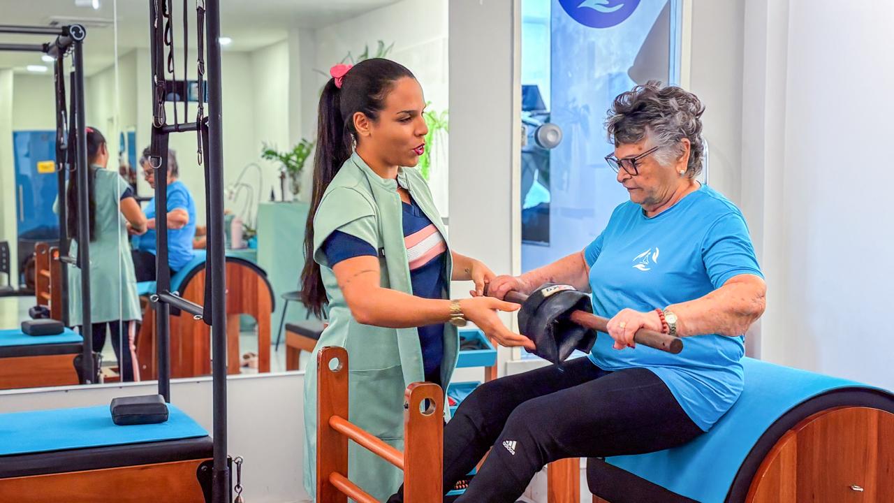 Profissional do CAIS acompanhando exercício de Pilates